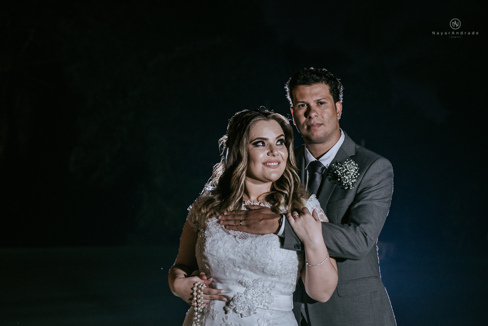 casamento de dia ao ar livre no jardim do golf clube em sao vicente, decoracao rustica com flores rosas e brancas, vestido de noiva da Santos Maison claudio santos. Casamento realizado no litoral de sao paulo pela fotografa Nayara Andrade