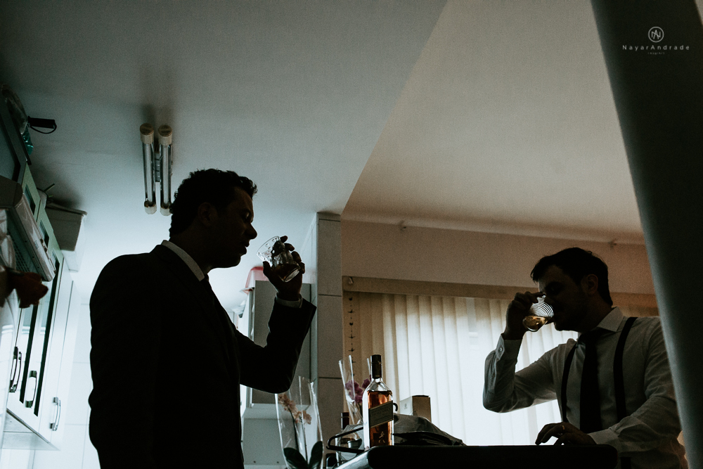 casamento de dia ao ar livre no jardim do golf clube em sao vicente, decoracao rustica com flores rosas e brancas, vestido de noiva da Santos Maison claudio santos. Casamento realizado no litoral de sao paulo pela fotografa Nayara Andrade