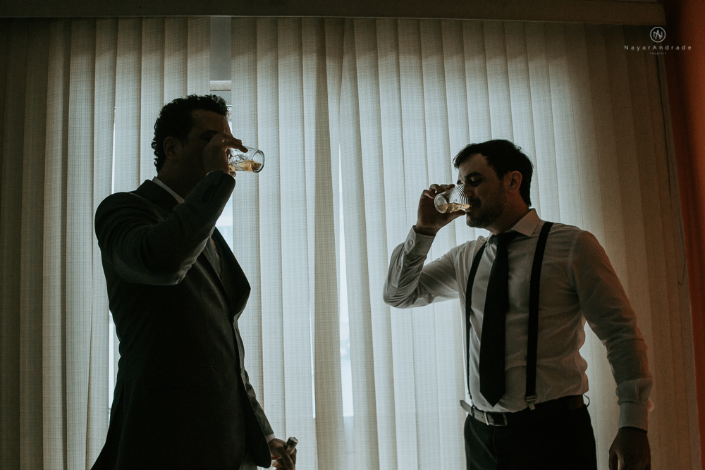 casamento de dia ao ar livre no jardim do golf clube em sao vicente, decoracao rustica com flores rosas e brancas, vestido de noiva da Santos Maison claudio santos. Casamento realizado no litoral de sao paulo pela fotografa Nayara Andrade