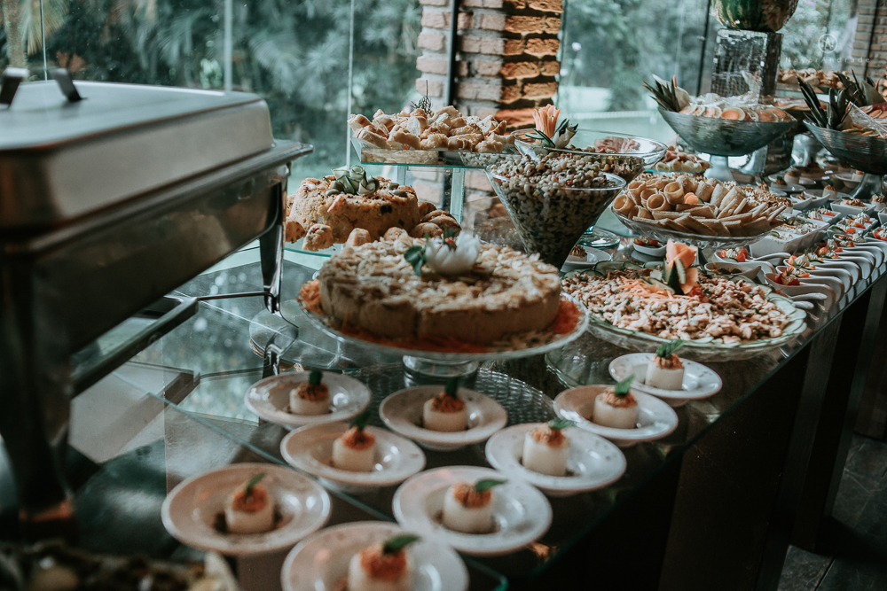 casamento de dia ao ar livre no jardim do golf clube em sao vicente, decoracao rustica com flores rosas e brancas, vestido de noiva da Santos Maison claudio santos. Casamento realizado no litoral de sao paulo pela fotografa Nayara Andrade