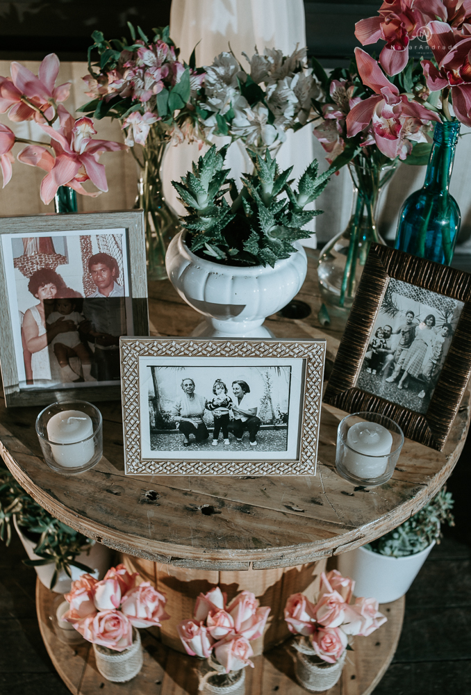 casamento de dia ao ar livre no jardim do golf clube em sao vicente, decoracao rustica com flores rosas e brancas, vestido de noiva da Santos Maison claudio santos. Casamento realizado no litoral de sao paulo pela fotografa Nayara Andrade