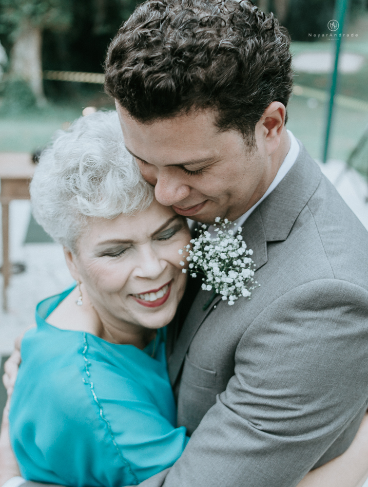 casamento de dia ao ar livre no jardim do golf clube em sao vicente, decoracao rustica com flores rosas e brancas, vestido de noiva da Santos Maison claudio santos. Casamento realizado no litoral de sao paulo pela fotografa Nayara Andrade