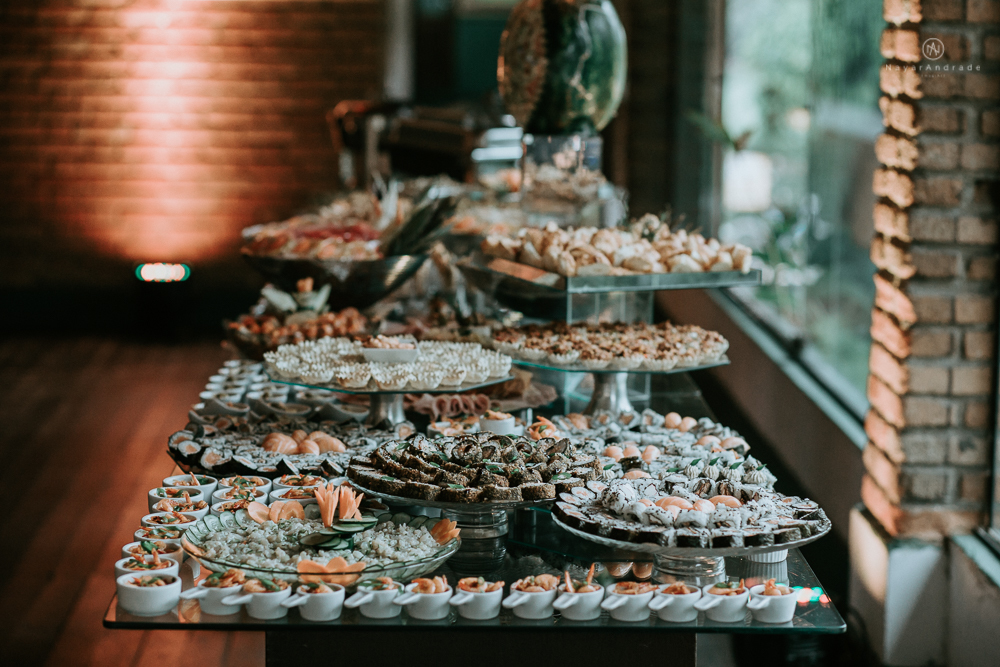 casamento de dia ao ar livre no jardim do golf clube em sao vicente, decoracao rustica com flores rosas e brancas, vestido de noiva da Santos Maison claudio santos. Casamento realizado no litoral de sao paulo pela fotografa Nayara Andrade