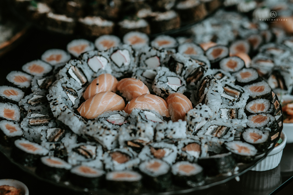 casamento de dia ao ar livre no jardim do golf clube em sao vicente, decoracao rustica com flores rosas e brancas, vestido de noiva da Santos Maison claudio santos. Casamento realizado no litoral de sao paulo pela fotografa Nayara Andrade