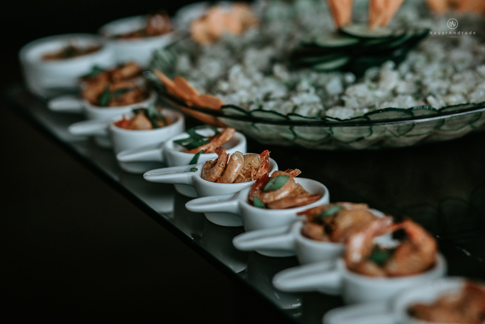 casamento de dia ao ar livre no jardim do golf clube em sao vicente, decoracao rustica com flores rosas e brancas, vestido de noiva da Santos Maison claudio santos. Casamento realizado no litoral de sao paulo pela fotografa Nayara Andrade