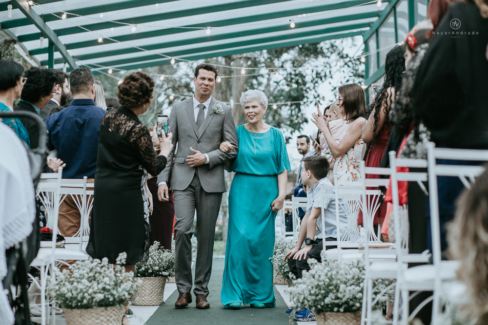 casamento de dia ao ar livre no jardim do golf clube em sao vicente, decoracao rustica com flores rosas e brancas, vestido de noiva da Santos Maison claudio santos. Casamento realizado no litoral de sao paulo pela fotografa Nayara Andrade
