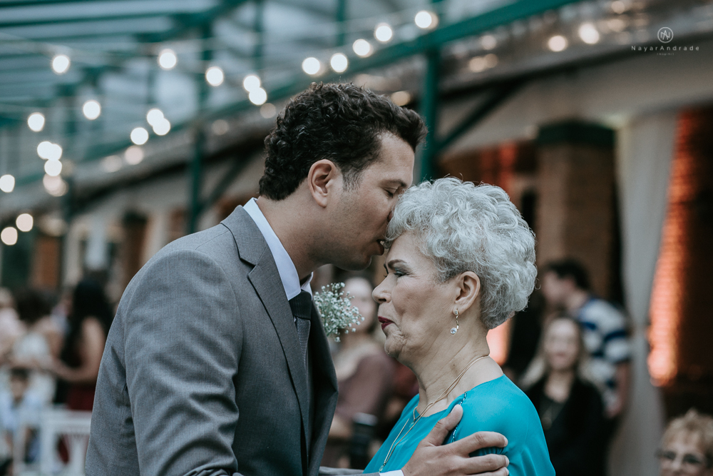 casamento de dia ao ar livre no jardim do golf clube em sao vicente, decoracao rustica com flores rosas e brancas, vestido de noiva da Santos Maison claudio santos. Casamento realizado no litoral de sao paulo pela fotografa Nayara Andrade