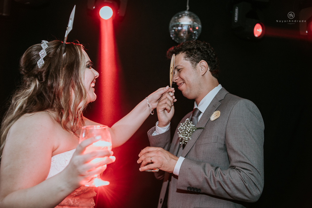 casamento de dia ao ar livre no jardim do golf clube em sao vicente, decoracao rustica com flores rosas e brancas, vestido de noiva da Santos Maison claudio santos. Casamento realizado no litoral de sao paulo pela fotografa Nayara Andrade