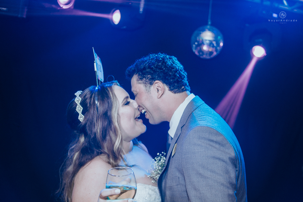 casamento de dia ao ar livre no jardim do golf clube em sao vicente, decoracao rustica com flores rosas e brancas, vestido de noiva da Santos Maison claudio santos. Casamento realizado no litoral de sao paulo pela fotografa Nayara Andrade