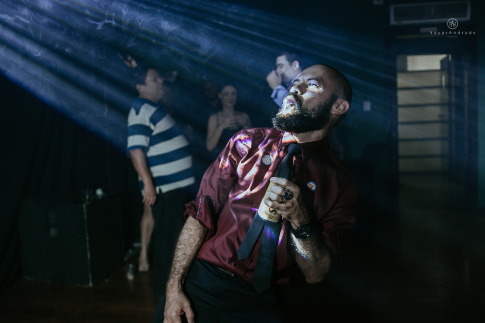 casamento de dia ao ar livre no jardim do golf clube em sao vicente, decoracao rustica com flores rosas e brancas, vestido de noiva da Santos Maison claudio santos. Casamento realizado no litoral de sao paulo pela fotografa Nayara Andrade