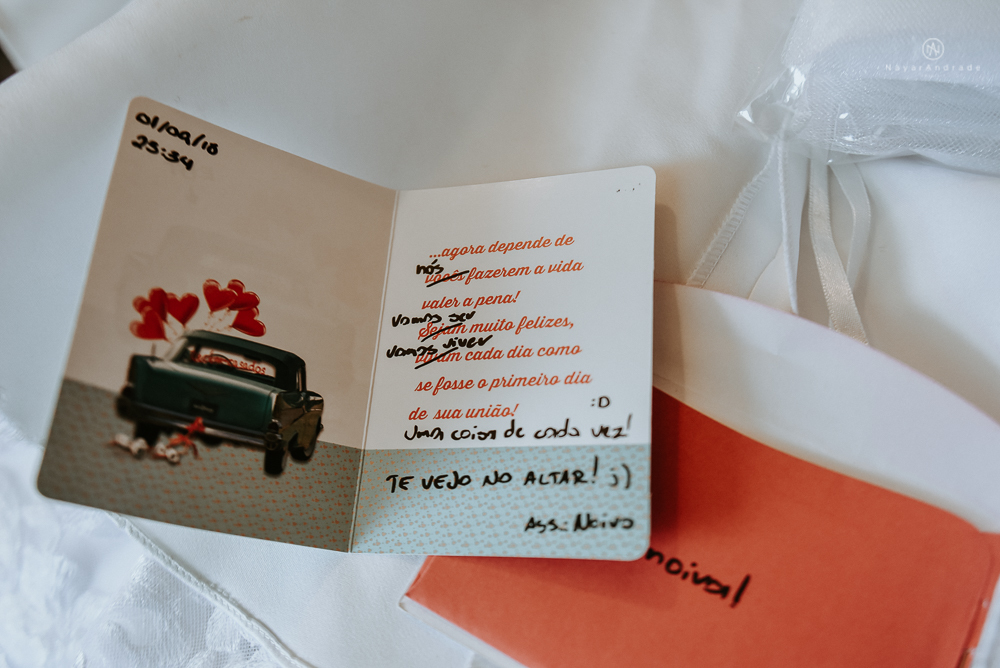 casamento de dia ao ar livre no jardim do golf clube em sao vicente, decoracao rustica com flores rosas e brancas, vestido de noiva da Santos Maison claudio santos. Casamento realizado no litoral de sao paulo pela fotografa Nayara Andrade