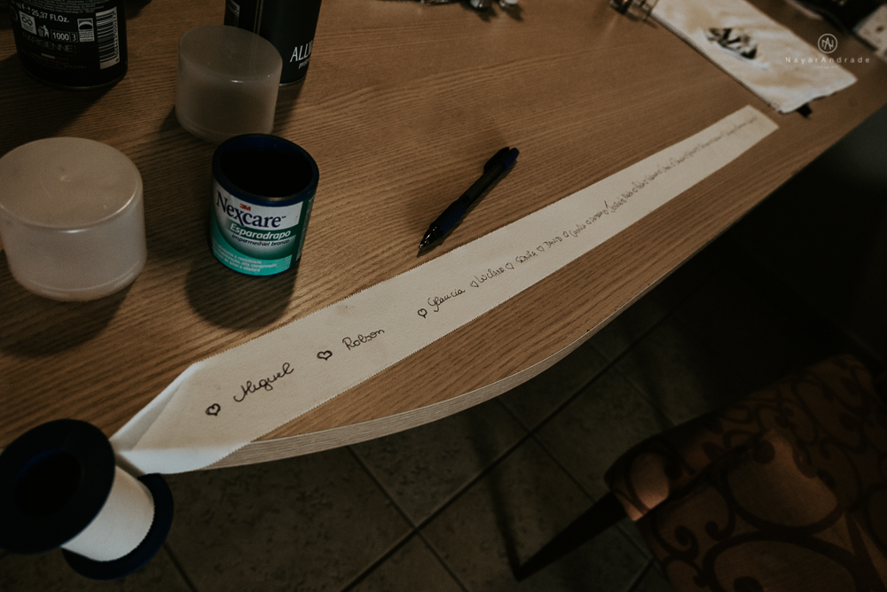 casamento de dia ao ar livre no jardim do golf clube em sao vicente, decoracao rustica com flores rosas e brancas, vestido de noiva da Santos Maison claudio santos. Casamento realizado no litoral de sao paulo pela fotografa Nayara Andrade