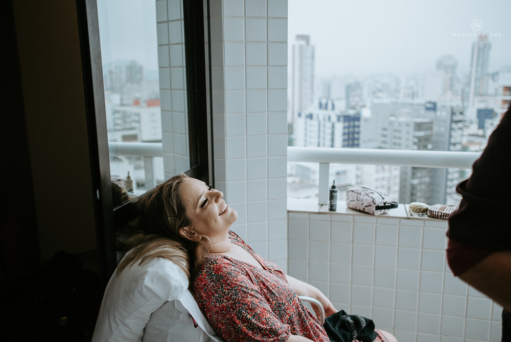 casamento de dia ao ar livre no jardim do golf clube em sao vicente, decoracao rustica com flores rosas e brancas, vestido de noiva da Santos Maison claudio santos. Casamento realizado no litoral de sao paulo pela fotografa Nayara Andrade