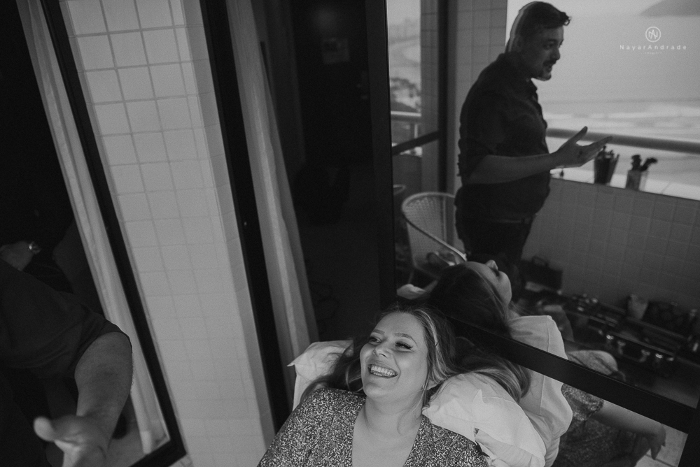 casamento de dia ao ar livre no jardim do golf clube em sao vicente, decoracao rustica com flores rosas e brancas, vestido de noiva da Santos Maison claudio santos. Casamento realizado no litoral de sao paulo pela fotografa Nayara Andrade