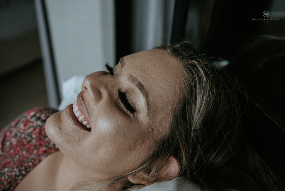 casamento de dia ao ar livre no jardim do golf clube em sao vicente, decoracao rustica com flores rosas e brancas, vestido de noiva da Santos Maison claudio santos. Casamento realizado no litoral de sao paulo pela fotografa Nayara Andrade