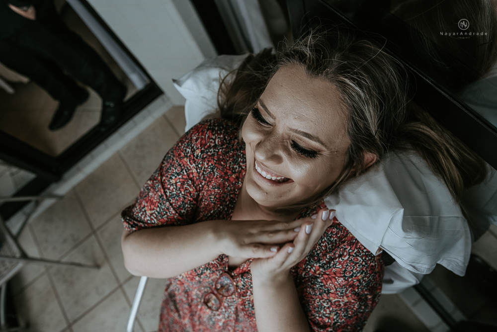 casamento de dia ao ar livre no jardim do golf clube em sao vicente, decoracao rustica com flores rosas e brancas, vestido de noiva da Santos Maison claudio santos. Casamento realizado no litoral de sao paulo pela fotografa Nayara Andrade