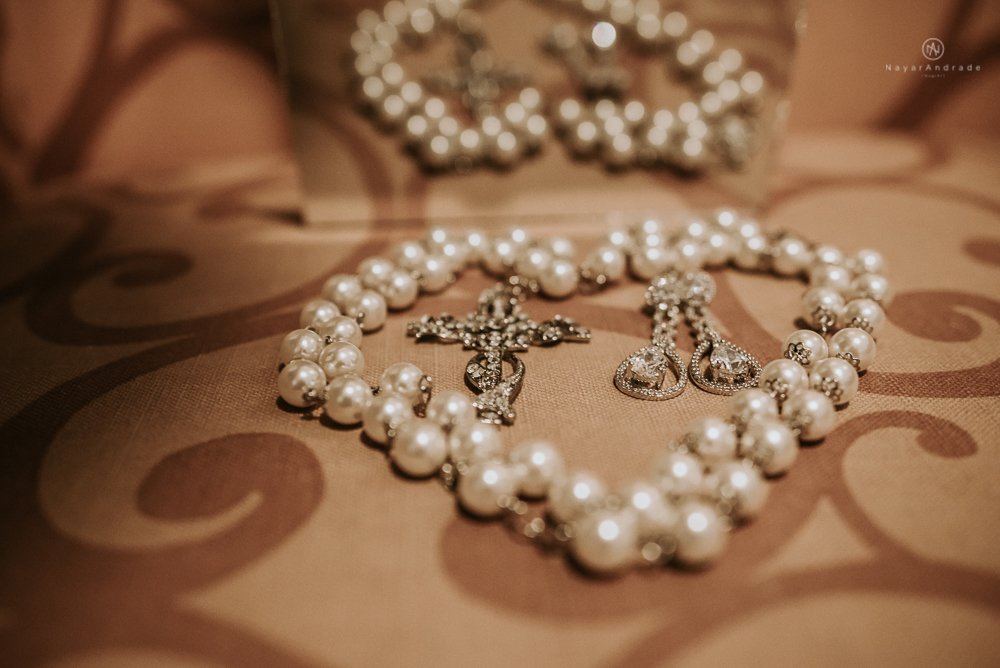 casamento de dia ao ar livre no jardim do golf clube em sao vicente, decoracao rustica com flores rosas e brancas, vestido de noiva da Santos Maison claudio santos. Casamento realizado no litoral de sao paulo pela fotografa Nayara Andrade