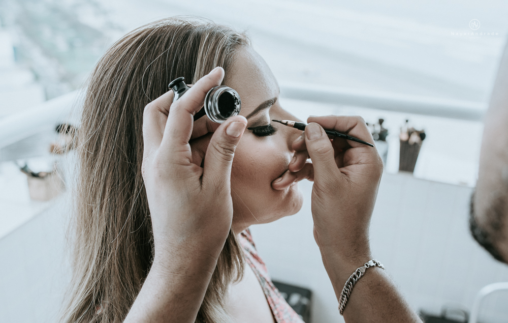 casamento de dia ao ar livre no jardim do golf clube em sao vicente, decoracao rustica com flores rosas e brancas, vestido de noiva da Santos Maison claudio santos. Casamento realizado no litoral de sao paulo pela fotografa Nayara Andrade