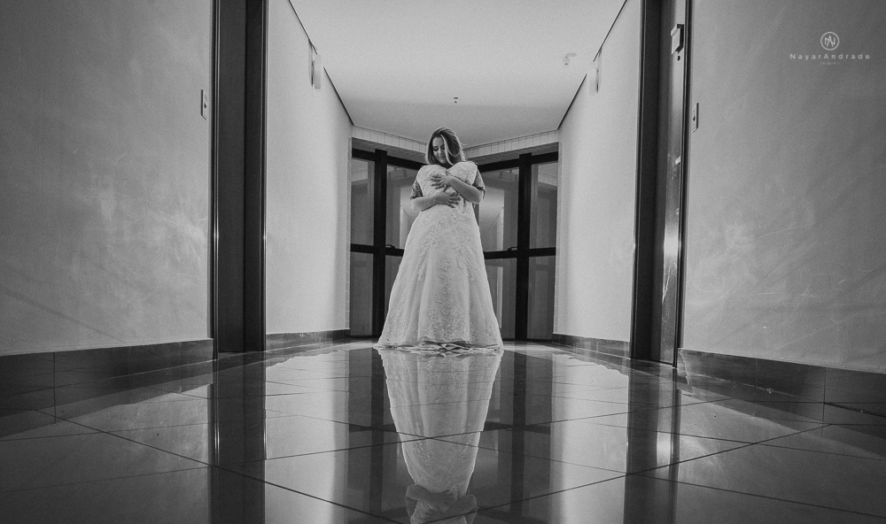 casamento de dia ao ar livre no jardim do golf clube em sao vicente, decoracao rustica com flores rosas e brancas, vestido de noiva da Santos Maison claudio santos. Casamento realizado no litoral de sao paulo pela fotografa Nayara Andrade