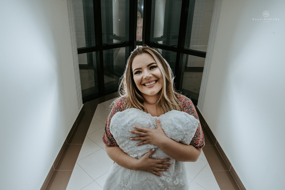 casamento de dia ao ar livre no jardim do golf clube em sao vicente, decoracao rustica com flores rosas e brancas, vestido de noiva da Santos Maison claudio santos. Casamento realizado no litoral de sao paulo pela fotografa Nayara Andrade