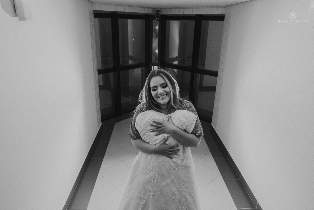 casamento de dia ao ar livre no jardim do golf clube em sao vicente, decoracao rustica com flores rosas e brancas, vestido de noiva da Santos Maison claudio santos. Casamento realizado no litoral de sao paulo pela fotografa Nayara Andrade