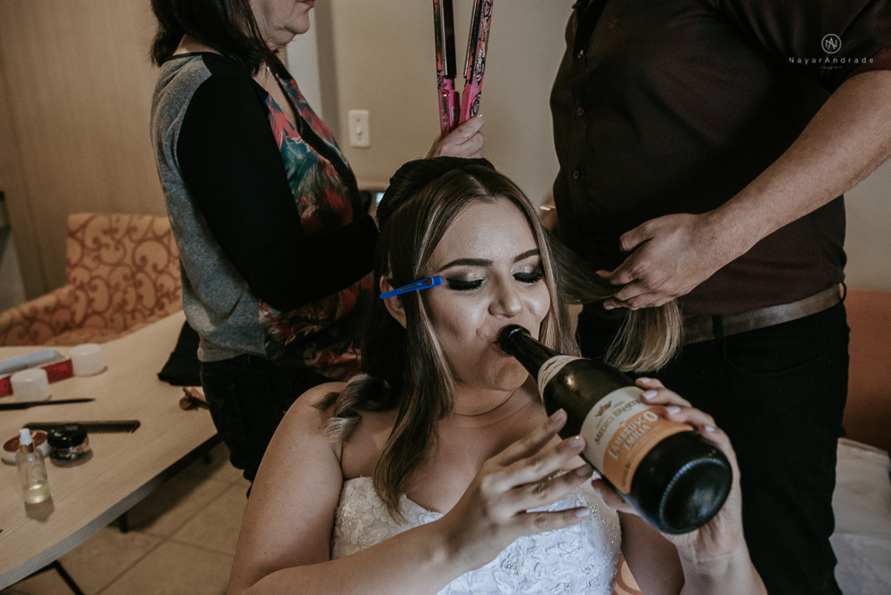 casamento de dia ao ar livre no jardim do golf clube em sao vicente, decoracao rustica com flores rosas e brancas, vestido de noiva da Santos Maison claudio santos. Casamento realizado no litoral de sao paulo pela fotografa Nayara Andrade