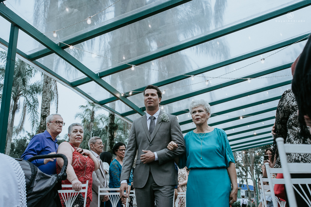 casamento de dia ao ar livre no jardim do golf clube em sao vicente, decoracao rustica com flores rosas e brancas, vestido de noiva da Santos Maison claudio santos. Casamento realizado no litoral de sao paulo pela fotografa Nayara Andrade