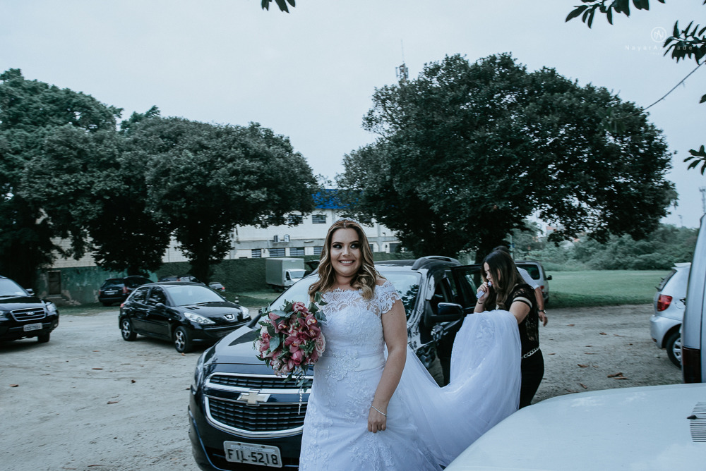 casamento de dia ao ar livre no jardim do golf clube em sao vicente, decoracao rustica com flores rosas e brancas, vestido de noiva da Santos Maison claudio santos. Casamento realizado no litoral de sao paulo pela fotografa Nayara Andrade