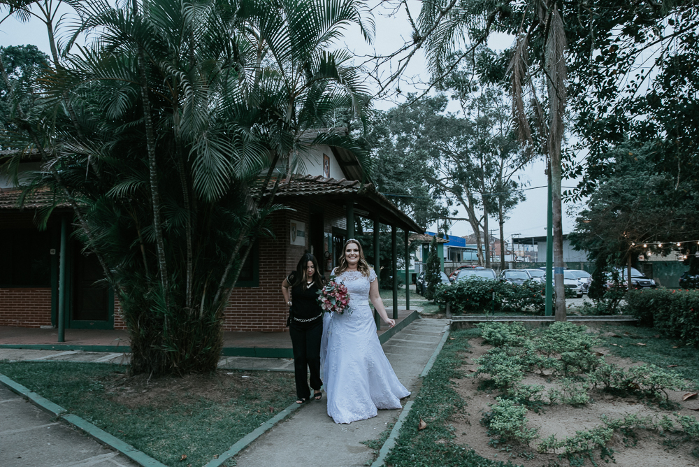casamento de dia ao ar livre no jardim do golf clube em sao vicente, decoracao rustica com flores rosas e brancas, vestido de noiva da Santos Maison claudio santos. Casamento realizado no litoral de sao paulo pela fotografa Nayara Andrade