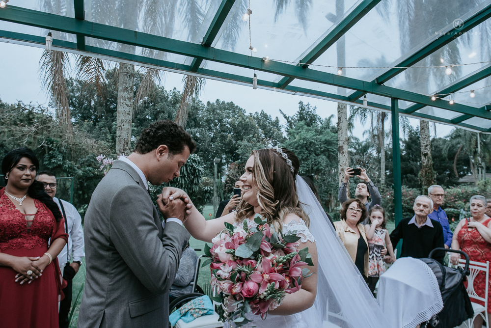 casamento de dia ao ar livre no jardim do golf clube em sao vicente, decoracao rustica com flores rosas e brancas, vestido de noiva da Santos Maison claudio santos. Casamento realizado no litoral de sao paulo pela fotografa Nayara Andrade