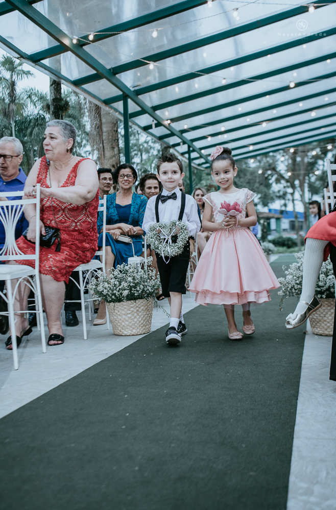 casamento de dia ao ar livre no jardim do golf clube em sao vicente, decoracao rustica com flores rosas e brancas, vestido de noiva da Santos Maison claudio santos. Casamento realizado no litoral de sao paulo pela fotografa Nayara Andrade