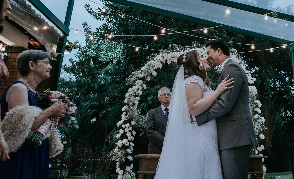 casamento de dia ao ar livre no jardim do golf clube em sao vicente, decoracao rustica com flores rosas e brancas, vestido de noiva da Santos Maison claudio santos. Casamento realizado no litoral de sao paulo pela fotografa Nayara Andrade