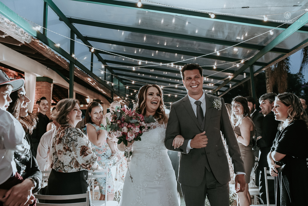 casamento de dia ao ar livre no jardim do golf clube em sao vicente, decoracao rustica com flores rosas e brancas, vestido de noiva da Santos Maison claudio santos. Casamento realizado no litoral de sao paulo pela fotografa Nayara Andrade