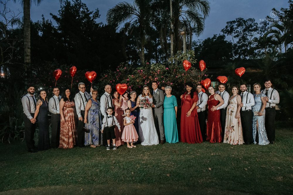 casamento de dia ao ar livre no jardim do golf clube em sao vicente, decoracao rustica com flores rosas e brancas, vestido de noiva da Santos Maison claudio santos. Casamento realizado no litoral de sao paulo pela fotografa Nayara Andrade