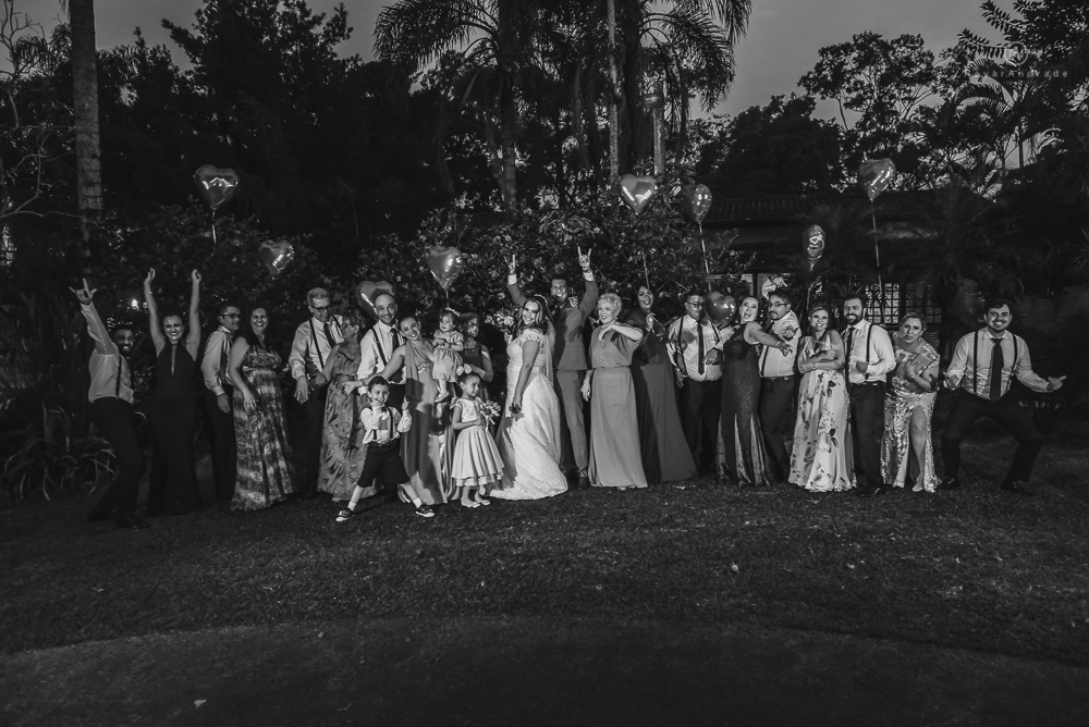 casamento de dia ao ar livre no jardim do golf clube em sao vicente, decoracao rustica com flores rosas e brancas, vestido de noiva da Santos Maison claudio santos. Casamento realizado no litoral de sao paulo pela fotografa Nayara Andrade