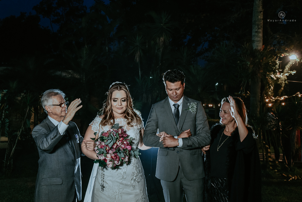 casamento de dia ao ar livre no jardim do golf clube em sao vicente, decoracao rustica com flores rosas e brancas, vestido de noiva da Santos Maison claudio santos. Casamento realizado no litoral de sao paulo pela fotografa Nayara Andrade