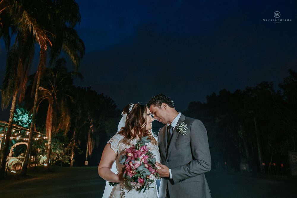 casamento de dia ao ar livre no jardim do golf clube em sao vicente, decoracao rustica com flores rosas e brancas, vestido de noiva da Santos Maison claudio santos. Casamento realizado no litoral de sao paulo pela fotografa Nayara Andrade