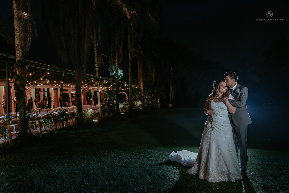 casamento de dia ao ar livre no jardim do golf clube em sao vicente, decoracao rustica com flores rosas e brancas, vestido de noiva da Santos Maison claudio santos. Casamento realizado no litoral de sao paulo pela fotografa Nayara Andrade
