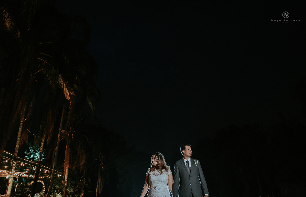 casamento de dia ao ar livre no jardim do golf clube em sao vicente, decoracao rustica com flores rosas e brancas, vestido de noiva da Santos Maison claudio santos. Casamento realizado no litoral de sao paulo pela fotografa Nayara Andrade