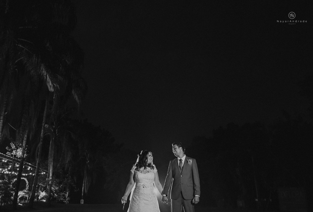 casamento de dia ao ar livre no jardim do golf clube em sao vicente, decoracao rustica com flores rosas e brancas, vestido de noiva da Santos Maison claudio santos. Casamento realizado no litoral de sao paulo pela fotografa Nayara Andrade