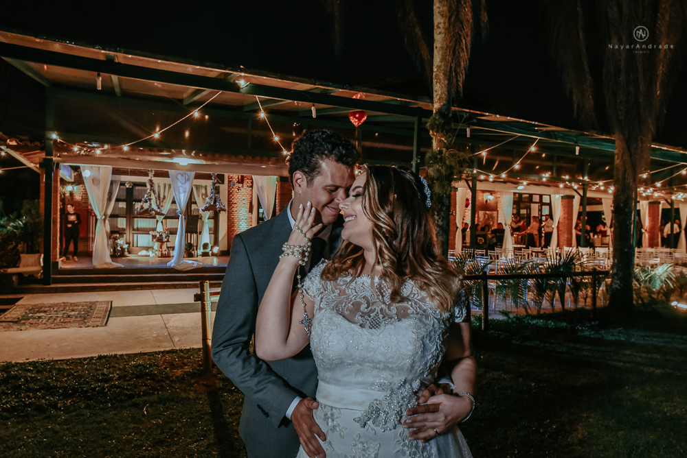 casamento de dia ao ar livre no jardim do golf clube em sao vicente, decoracao rustica com flores rosas e brancas, vestido de noiva da Santos Maison claudio santos. Casamento realizado no litoral de sao paulo pela fotografa Nayara Andrade