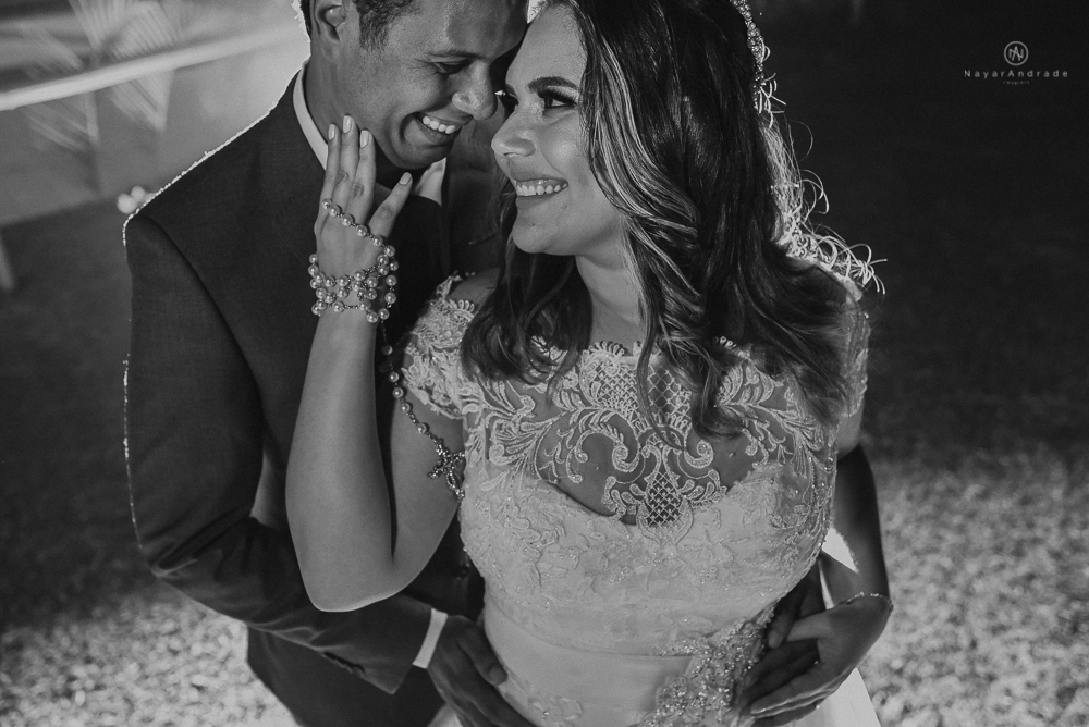 casamento de dia ao ar livre no jardim do golf clube em sao vicente, decoracao rustica com flores rosas e brancas, vestido de noiva da Santos Maison claudio santos. Casamento realizado no litoral de sao paulo pela fotografa Nayara Andrade