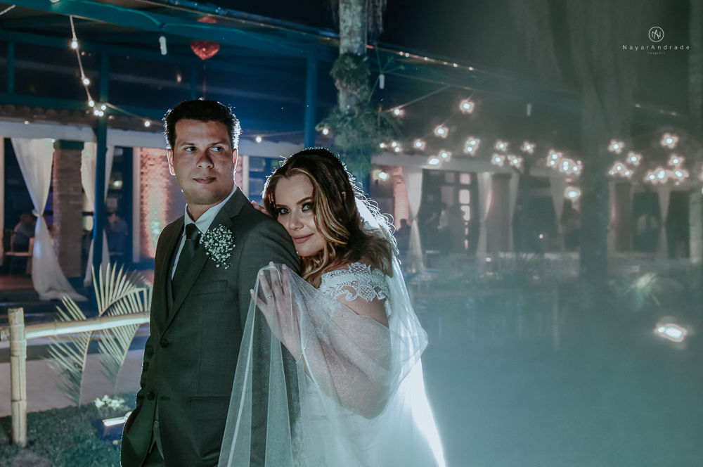 casamento de dia ao ar livre no jardim do golf clube em sao vicente, decoracao rustica com flores rosas e brancas, vestido de noiva da Santos Maison claudio santos. Casamento realizado no litoral de sao paulo pela fotografa Nayara Andrade