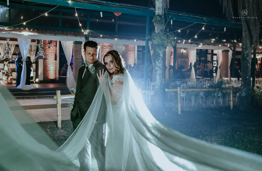 casamento de dia ao ar livre no jardim do golf clube em sao vicente, decoracao rustica com flores rosas e brancas, vestido de noiva da Santos Maison claudio santos. Casamento realizado no litoral de sao paulo pela fotografa Nayara Andrade