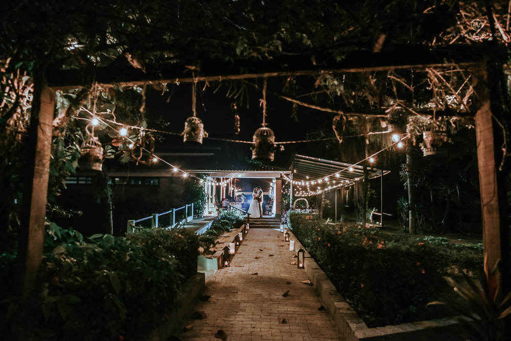 casamento de dia ao ar livre no jardim do golf clube em sao vicente, decoracao rustica com flores rosas e brancas, vestido de noiva da Santos Maison claudio santos. Casamento realizado no litoral de sao paulo pela fotografa Nayara Andrade