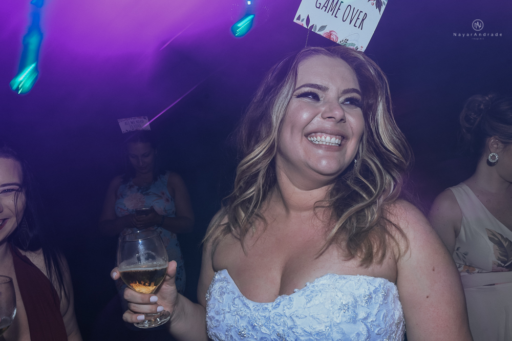 casamento de dia ao ar livre no jardim do golf clube em sao vicente, decoracao rustica com flores rosas e brancas, vestido de noiva da Santos Maison claudio santos. Casamento realizado no litoral de sao paulo pela fotografa Nayara Andrade