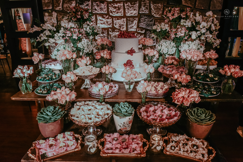 casamento de dia ao ar livre no jardim do golf clube em sao vicente, decoracao rustica com flores rosas e brancas, vestido de noiva da Santos Maison claudio santos. Casamento realizado no litoral de sao paulo pela fotografa Nayara Andrade