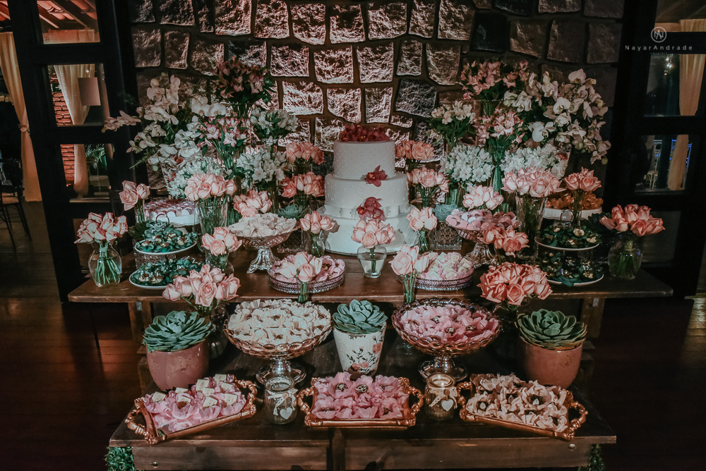 casamento de dia ao ar livre no jardim do golf clube em sao vicente, decoracao rustica com flores rosas e brancas, vestido de noiva da Santos Maison claudio santos. Casamento realizado no litoral de sao paulo pela fotografa Nayara Andrade