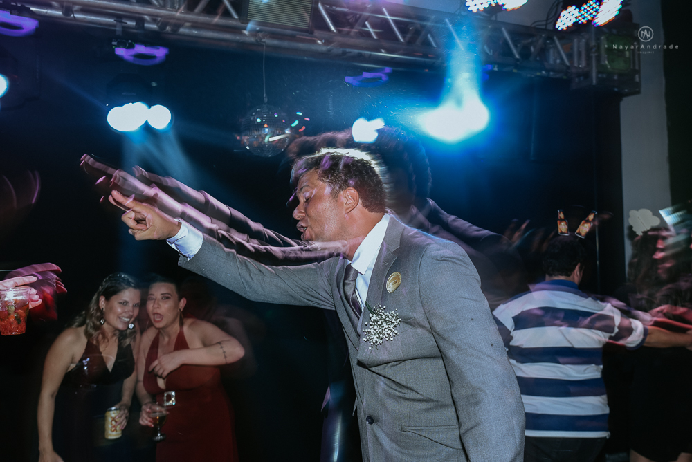 casamento de dia ao ar livre no jardim do golf clube em sao vicente, decoracao rustica com flores rosas e brancas, vestido de noiva da Santos Maison claudio santos. Casamento realizado no litoral de sao paulo pela fotografa Nayara Andrade