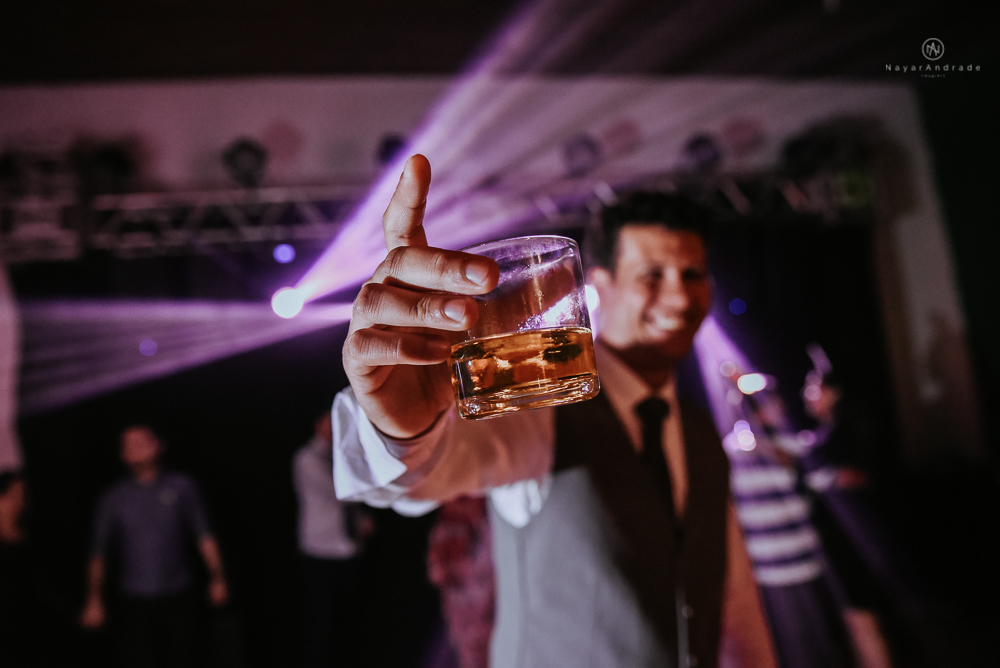 casamento de dia ao ar livre no jardim do golf clube em sao vicente, decoracao rustica com flores rosas e brancas, vestido de noiva da Santos Maison claudio santos. Casamento realizado no litoral de sao paulo pela fotografa Nayara Andrade